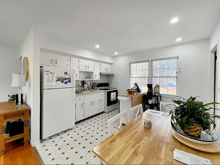 18 Old Riverhead Rd — Photo 4