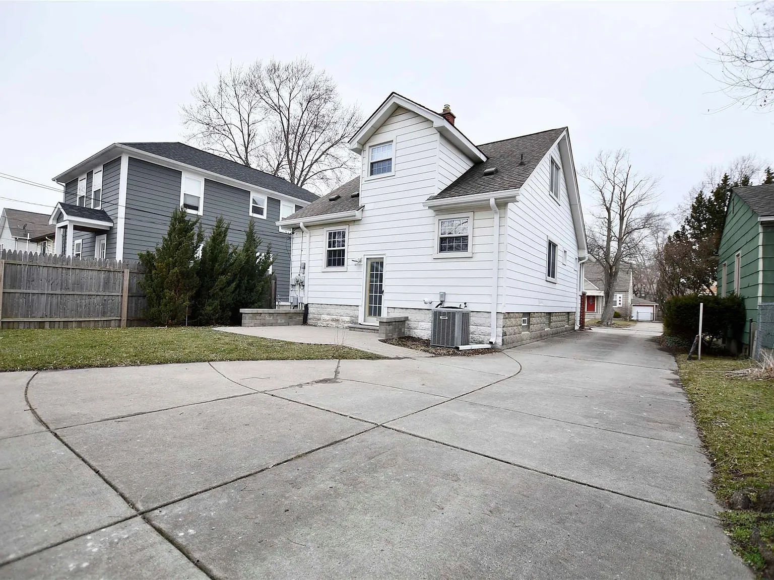 3 bed, 2.5 bath, 1278 sqft, $2,100 — Photo 3