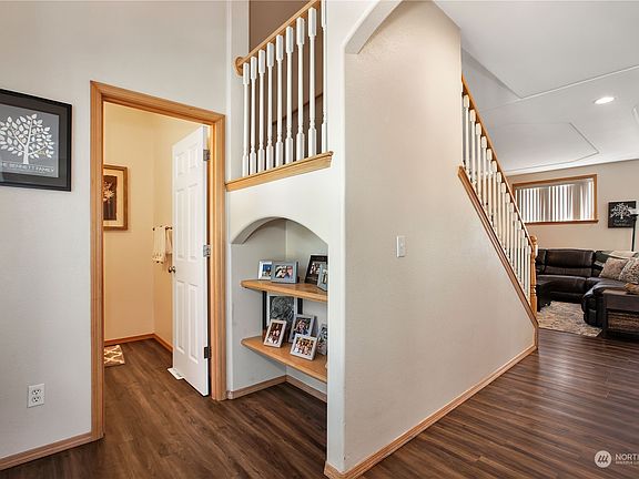 5th image of 161 Tamarack Court N