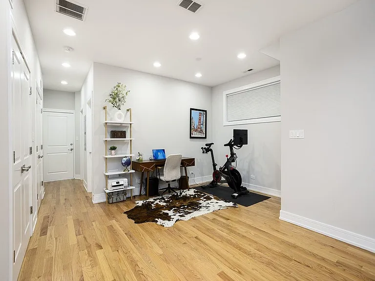 821 W Roscoe St #1 — Photo 118