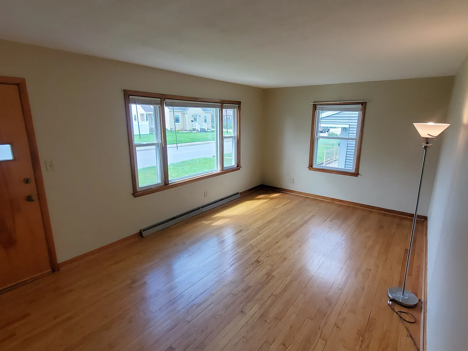 3 bed, 1.5 bath, 1952 sqft, $1,840 — Photo 2