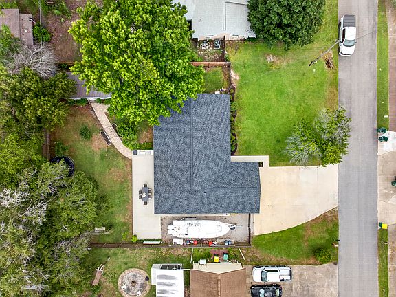4th image of 403 Spring Ln