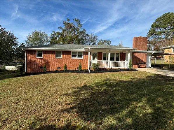 10 Woodridge Dr, Greenville, SC 29611