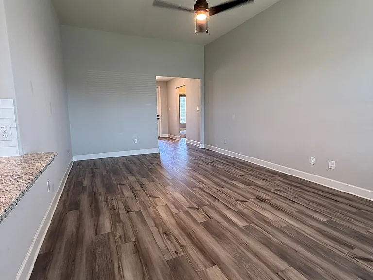 925 Emerson Dr — Photo 4