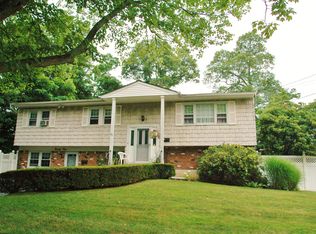 94 Haight St, Deer Park, NY 11729
