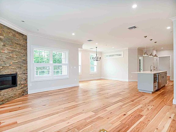 5th image of 960 Sagamore Avenue #23
