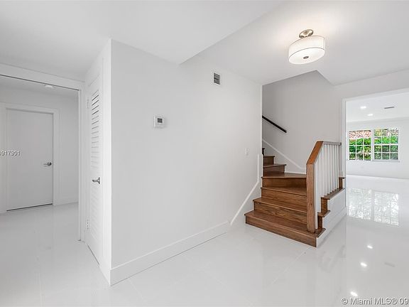 2nd image of 415 Aledo Ave