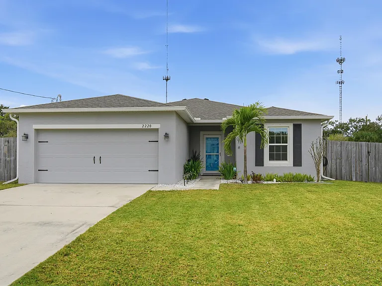 2220 SE Lucaya St — Photo 2