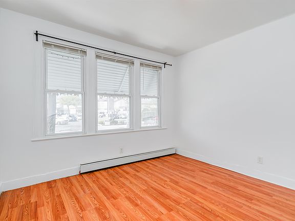 5th image of 404 Danforth Ave