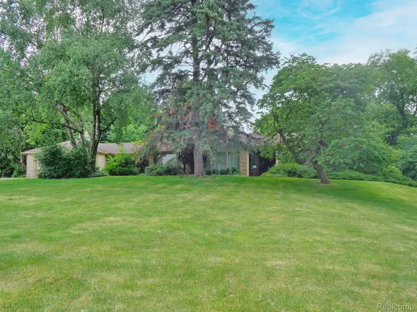 3370 Bloomcrest Dr, Bloomfield Hills, MI 48304