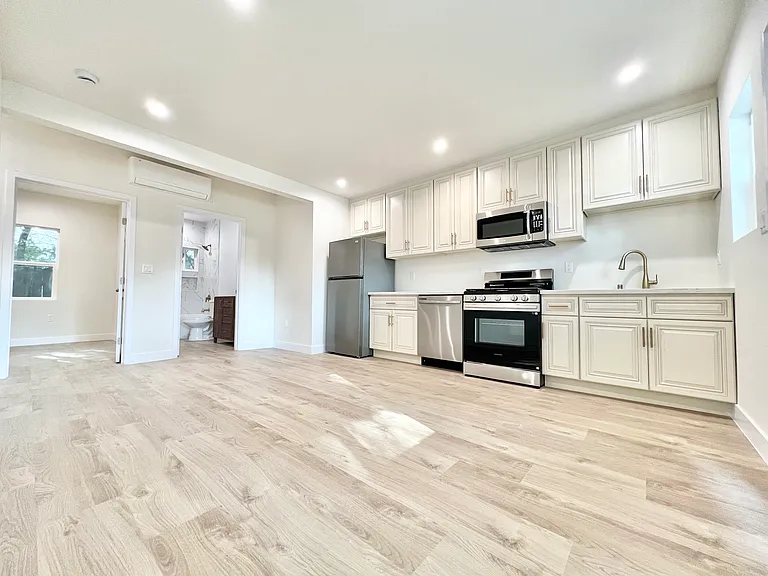 6723 Beverly Blvd — Photo 3