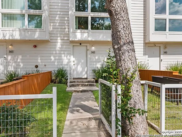 143 Catalpa Ave — Photo 3