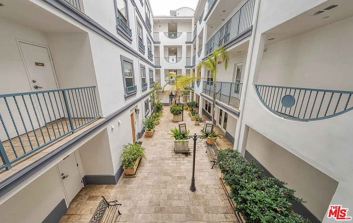 Building Photo - 1621 Barry Ave #203