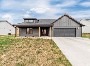 2606 Paige Ln, Junction City, KS 66441