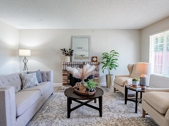 2nd image of 2815 Elmhurst Circle