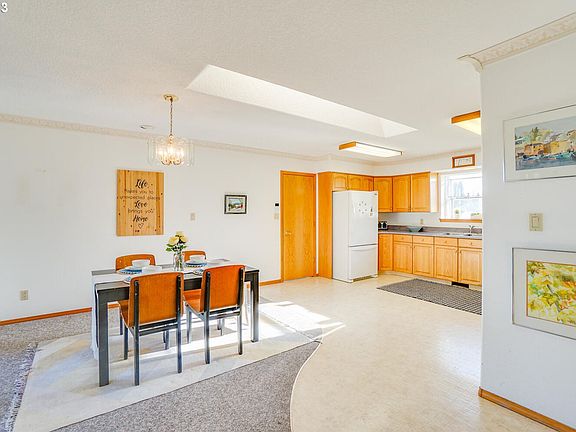 5th image of 4818 NE Littlefield Dr