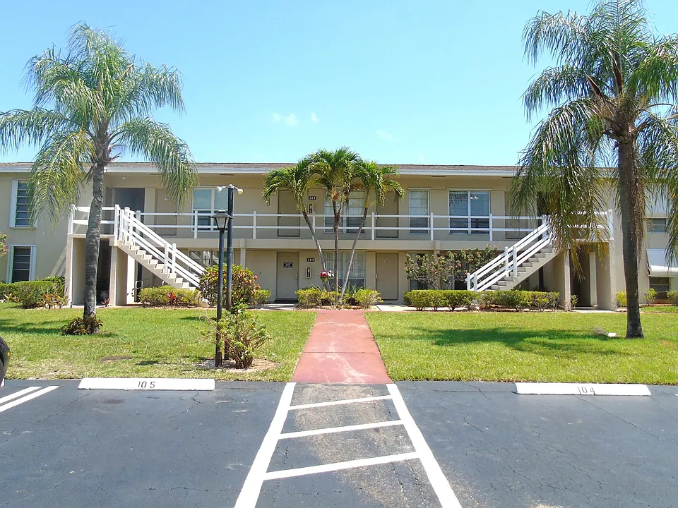 309 Circle Dr S #204