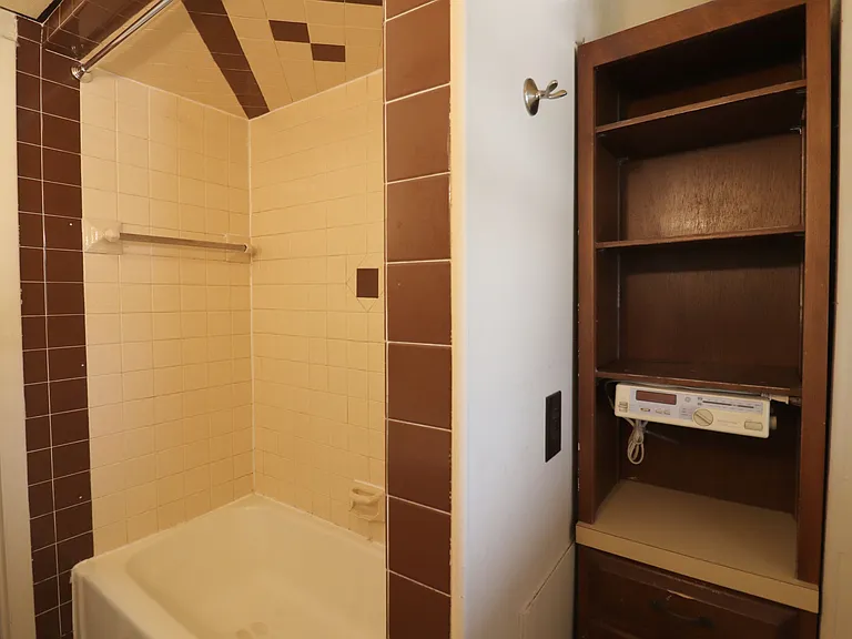 502 N State St — Photo 19