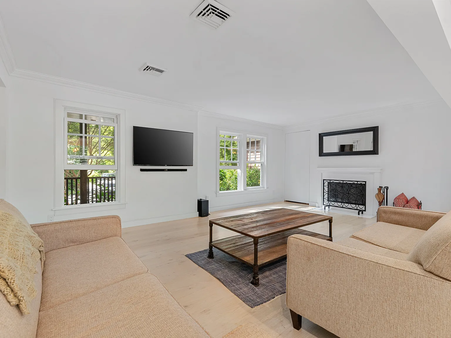 Wainscott Retreat 3BR with Pool, and wrap around porch — Photo 4