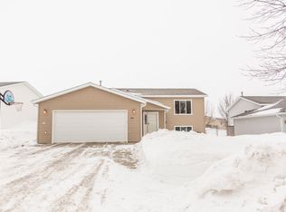 3101 Stonewall Dr, Bismarck, ND 58503