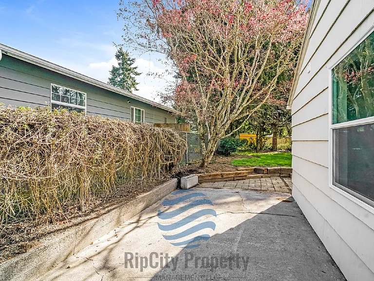 1307 Elm St — Photo 19