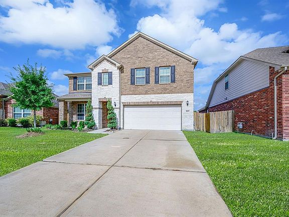 Home sits on a quiet Cul-de-Sac lot! Spacious double-wide drive way!