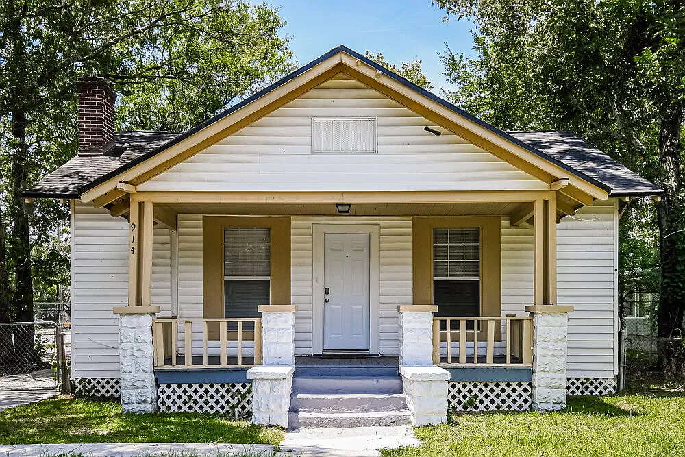 3 bed, 2.0 bath, 1395 sqft, $1,415 — Photo 1