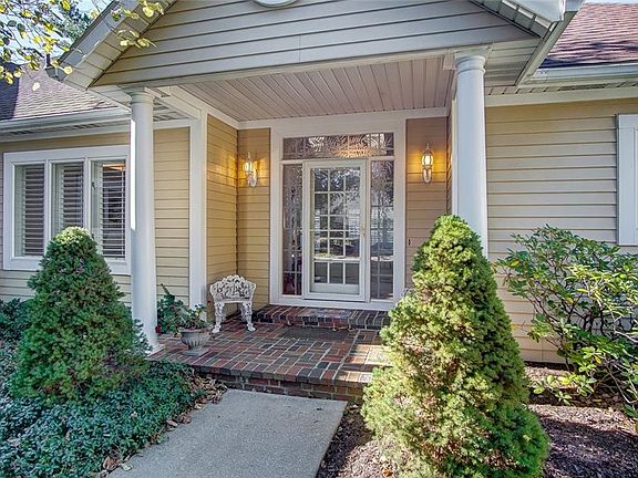 3rd image of 217 Lake Pointe Dr