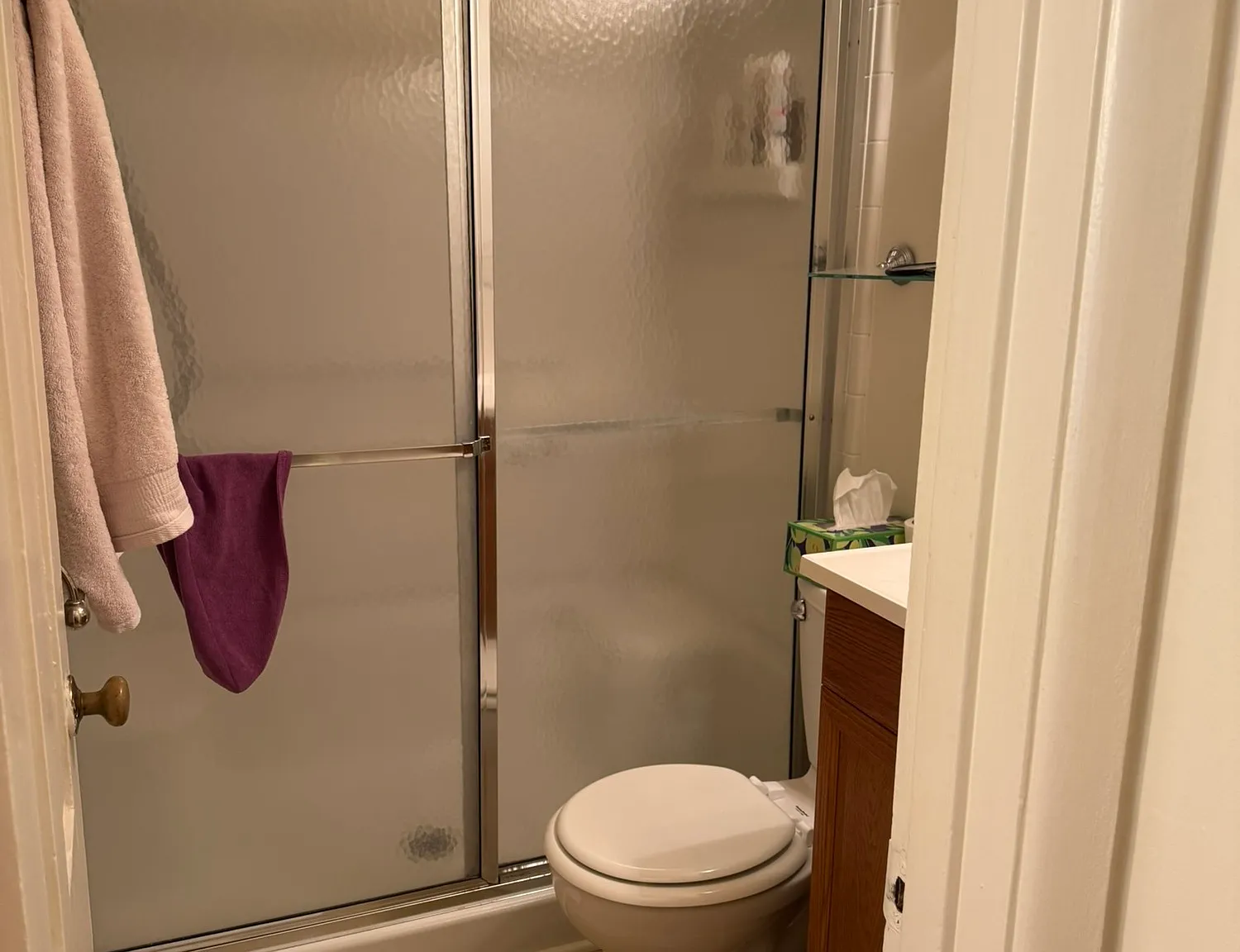 1 Bedroom - Unfurnished - Private front entry with Porch — Photo 3