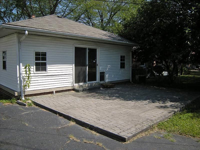 2nd image of 2933 Brownlee Ave