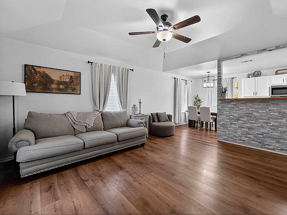 3rd image of 1054 Caroline Ln