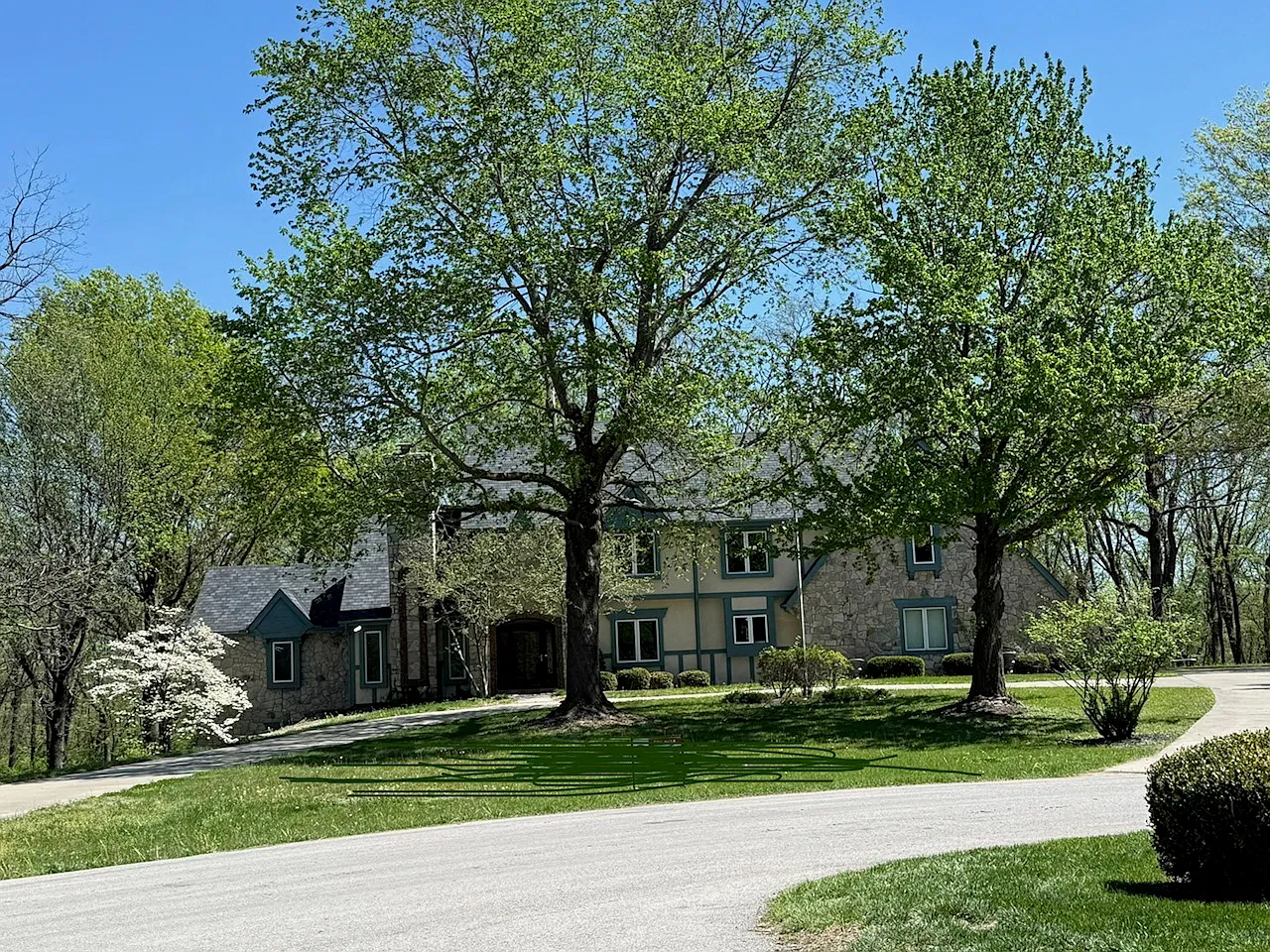 5 bed, 6.5 bath, 7640 sqft, $6,500 — Photo 1
