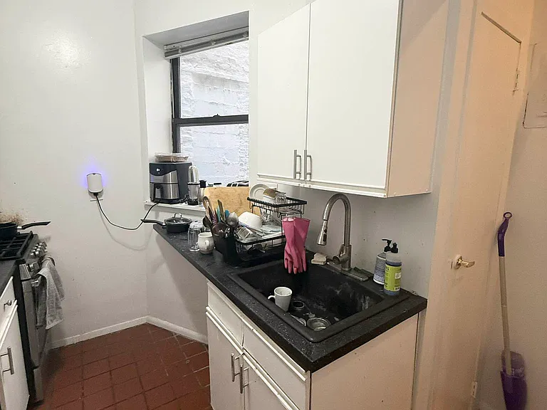 415 W 52nd St #3B — Photo 2