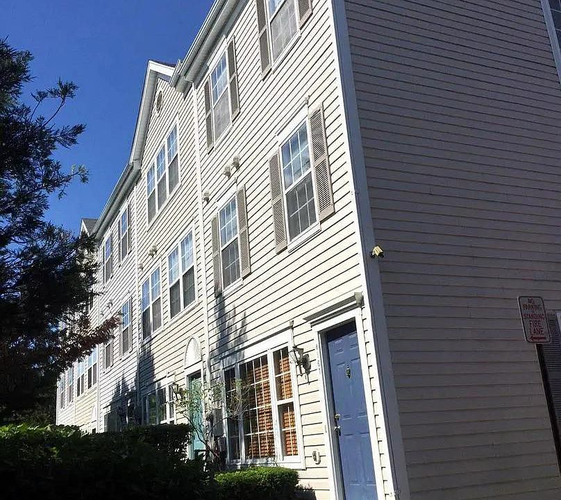 Front of the townhouse/condo. No backyard.