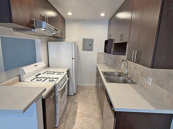 4th image of 536 N Sweetzer Ave APT 3