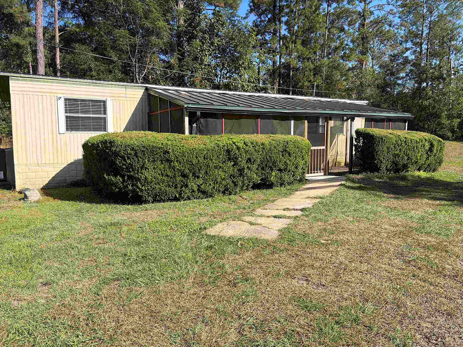 3 bed, 2.0 bath, 1104 sqft, $1,300 — Photo 1