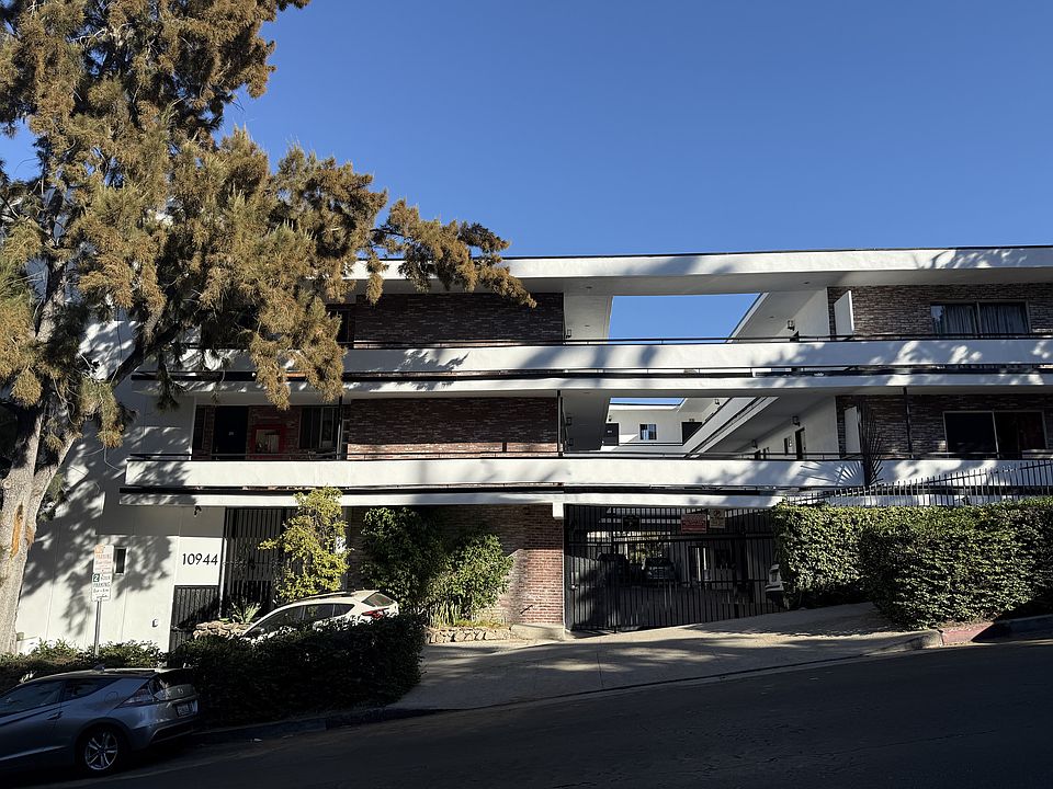 10944 Strathmore Drive, Westwood, CA 90024 - Building Front