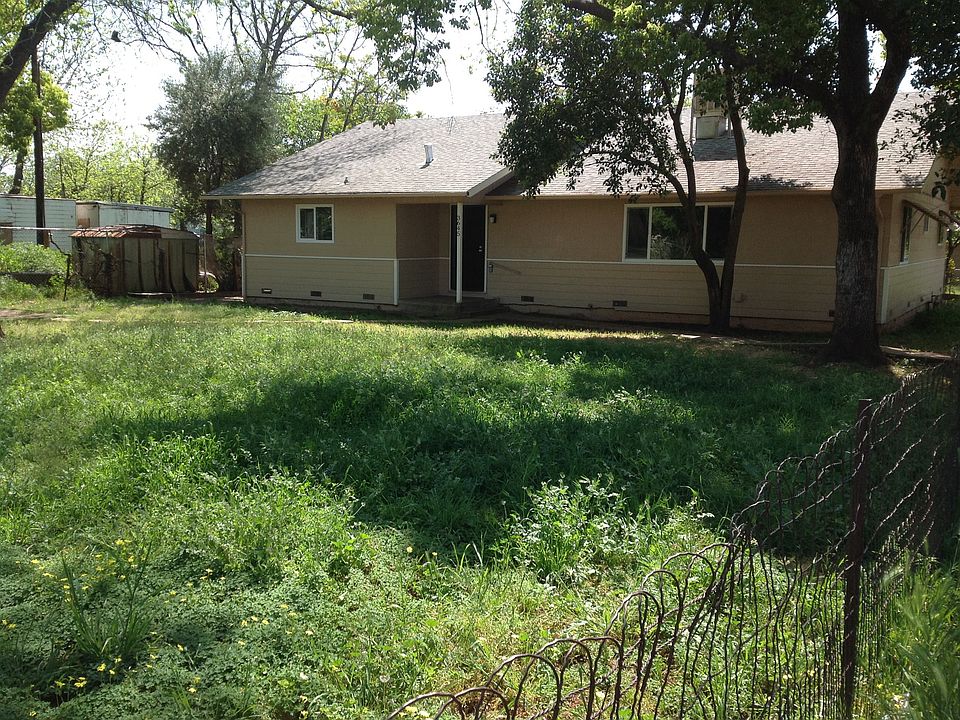 Large front yard! Fenced!!!