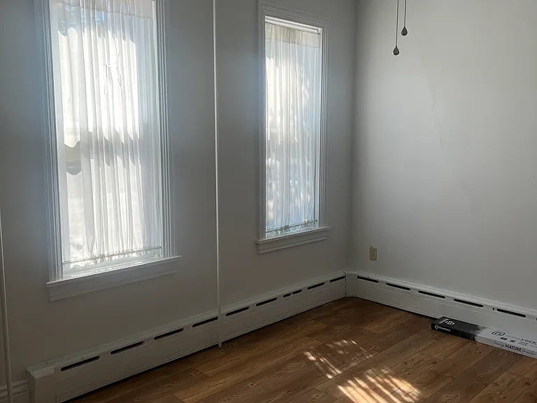 402 N Bedford St — Photo 2