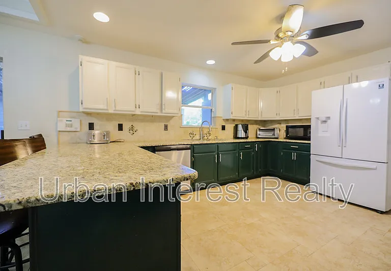 505 Beach Dr — Photo 3