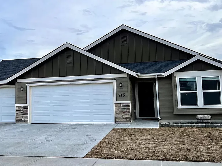 715 SW Huebert St — Photo 1