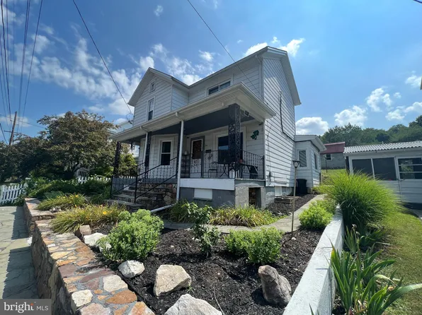 290 Harrison Ave, Berkeley Springs, WV 25411