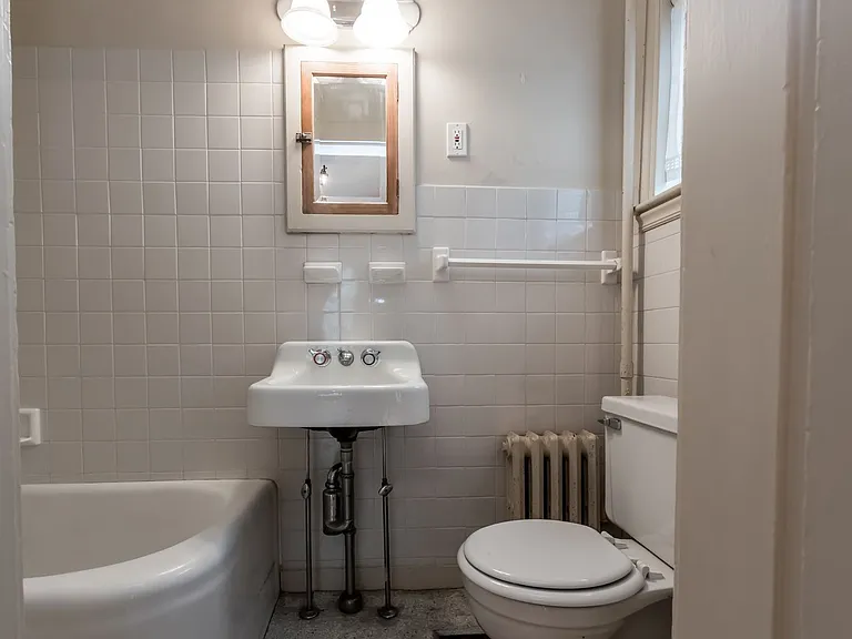 256 Vaughan St — Photo 32