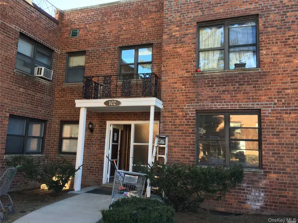 102 Division Ave APT 1C, Levittown, NY 11756