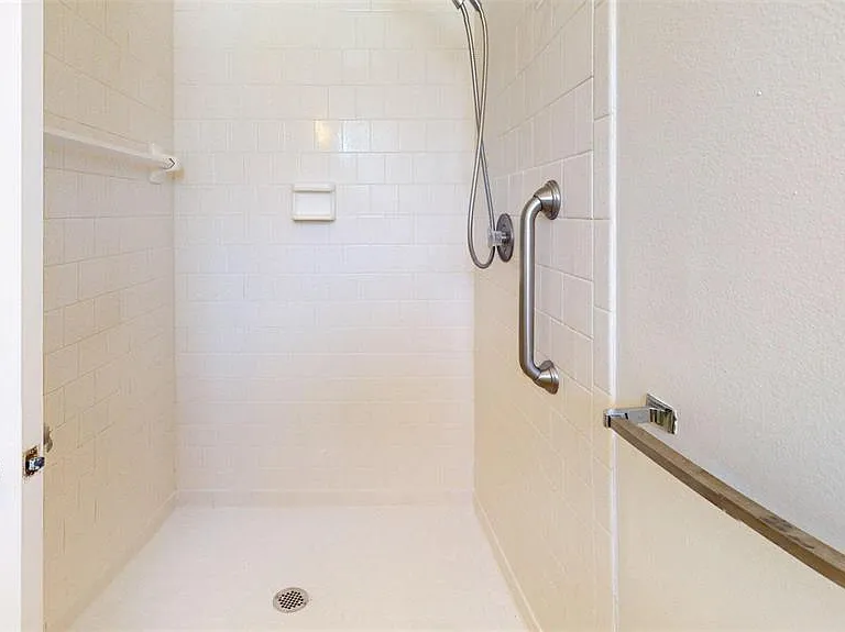 1213 Glen Oaks Dr E — Photo 24