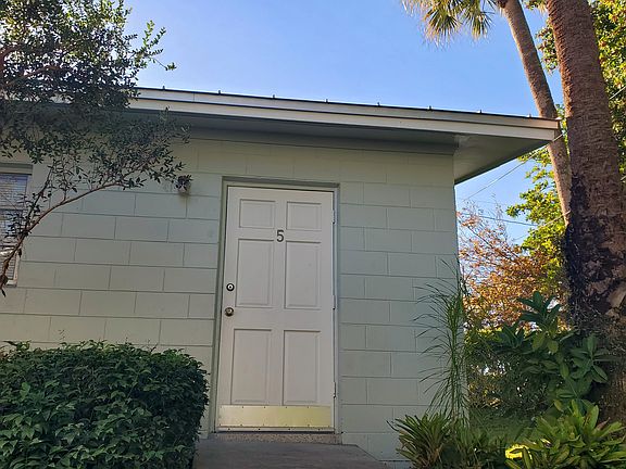 Private, corner unit for rent with lots of lights & a nice side / back yard