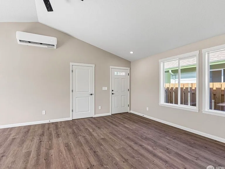 204 Douglas St — Photo 14
