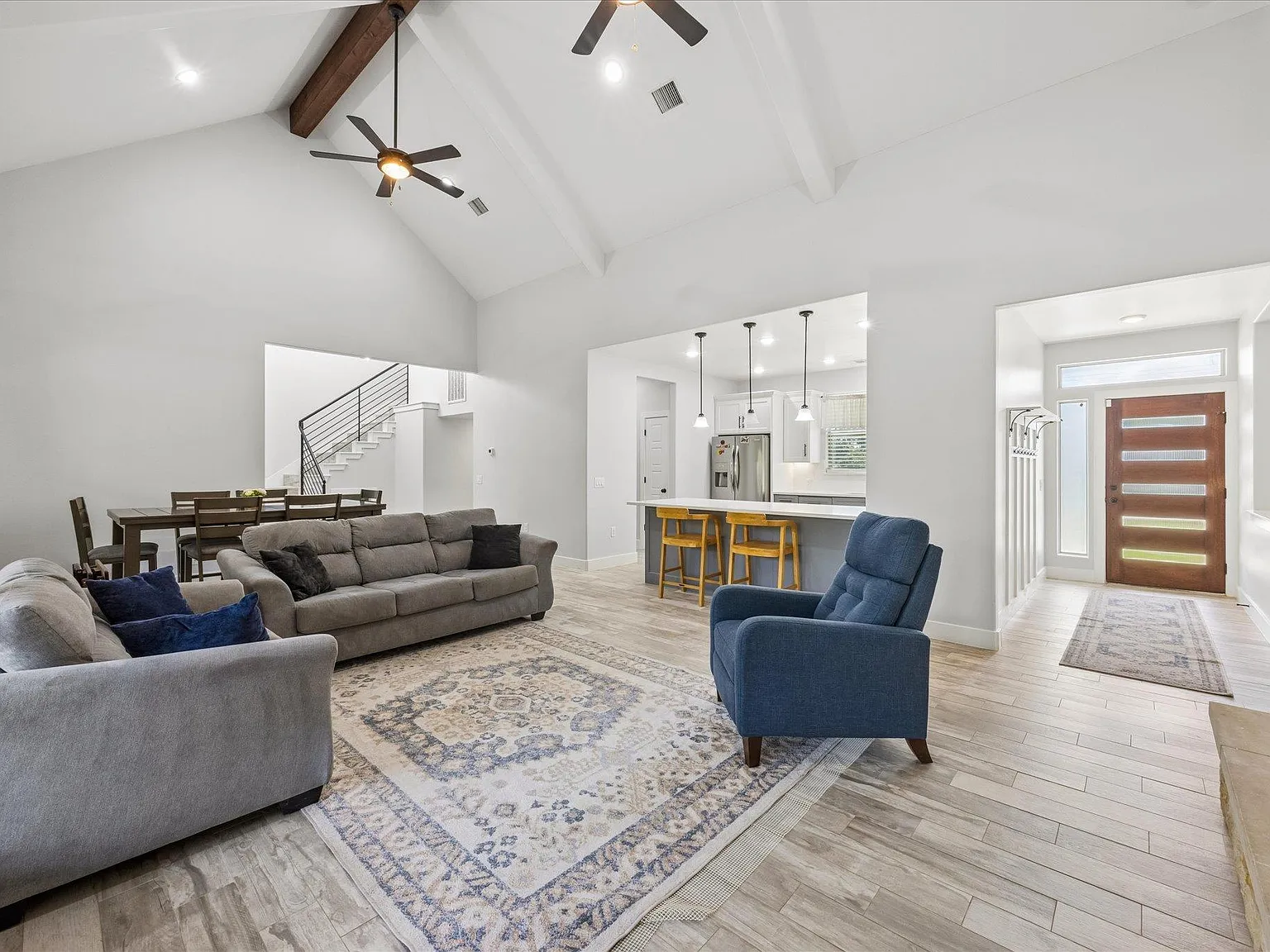 3 bed, 3.5 bath, 2220 sqft, $3,500 — Photo 4