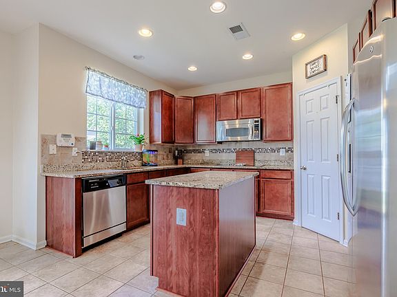 5th image of 153 E Meadow Dr