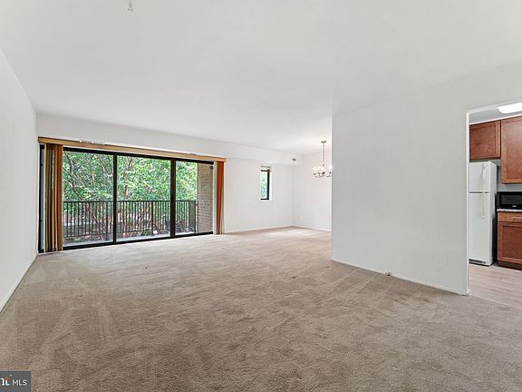 4th image of 122 Monroe St APT 202